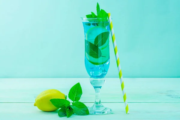 Fresh Mint Lemon Lime Drink Green Background — Stock Photo, Image