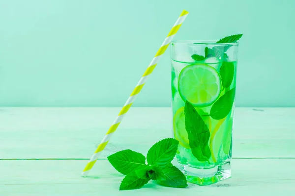 Frisches Minzzitronen Limettengetränk Auf Grünem Hintergrund — Stockfoto