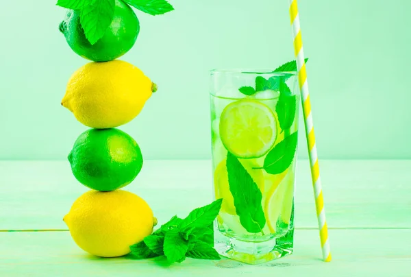 Свежий Мятный Лимон Лайм Напиток Зеленом Фоне — стоковое фото