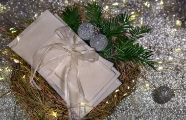Geleneksel Doğu Avrupa Noel arifesinde samanlı gofret