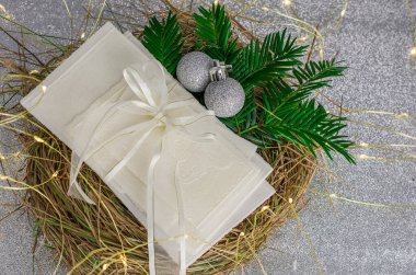 Geleneksel Doğu Avrupa Noel arifesinde samanlı gofret