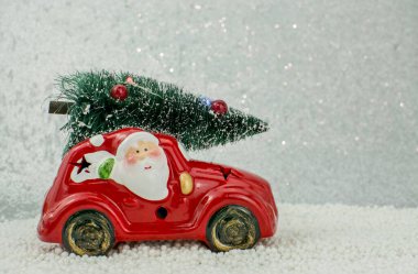 Gümüş arka planda Noel süsü ve kar.