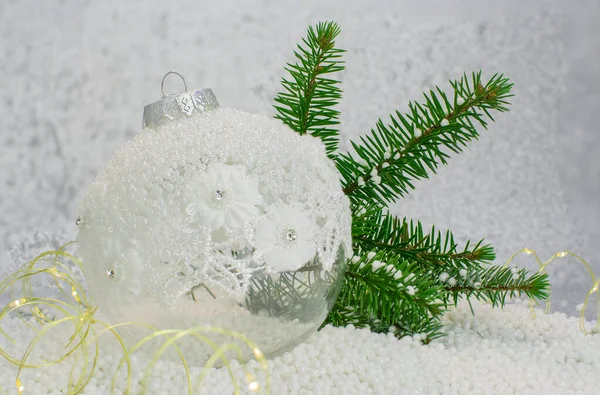 Vánoční Ozdoba Borovicových Větvích Sněhu — Stock fotografie