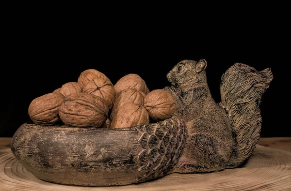 Nozes Boliche Uma Mesa Madeira Esquilo Tigela Estilo Rústico — Fotografia de Stock