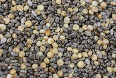 Kino tohumları ahşap bir arka planda bir kasede pişirilmemiş.