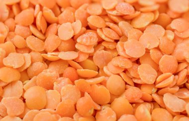 Mısır unu beyaz arkaplanda izole edilmiş bir kaba konur..