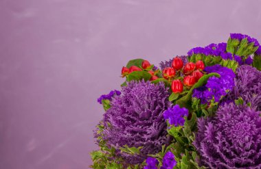 Farklı çiçeklerle süslenmiş güzel bir demet menekşe lahanası.