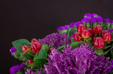 Farklı çiçeklerle süslenmiş güzel bir demet menekşe lahanası.