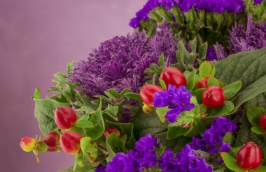 Farklı çiçeklerle süslenmiş güzel bir demet menekşe lahanası.