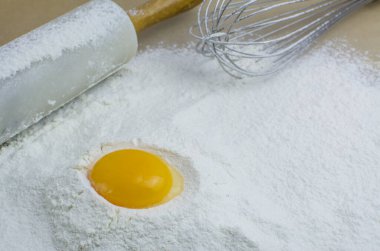 Evde kurabiye pişirme süreci, kurabiye kesiciye yakın çekim. 