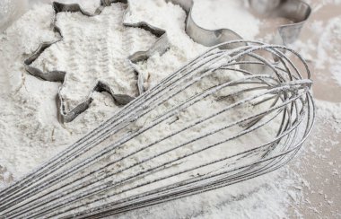 Evde kurabiye pişirme süreci, kurabiye kesiciye yakın çekim. 