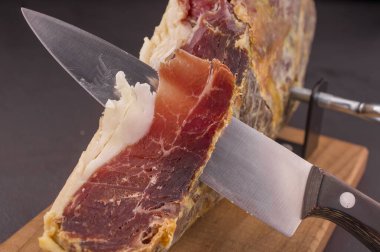 Serrano jambon bacağı, tahta tabanı kesilmeye hazır.