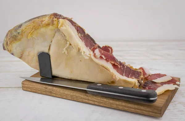 Spalla Prosciutto Serrano Sulla Sua Base Legno Pronta Essere Tagliata — Foto Stock