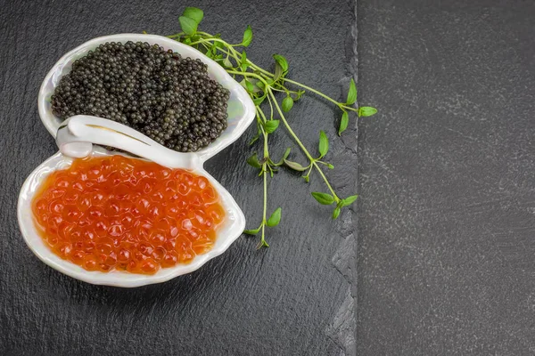 Caviar Vermelho Preto Fresco Bawl Sobre Fundo Preto — Fotografia de Stock