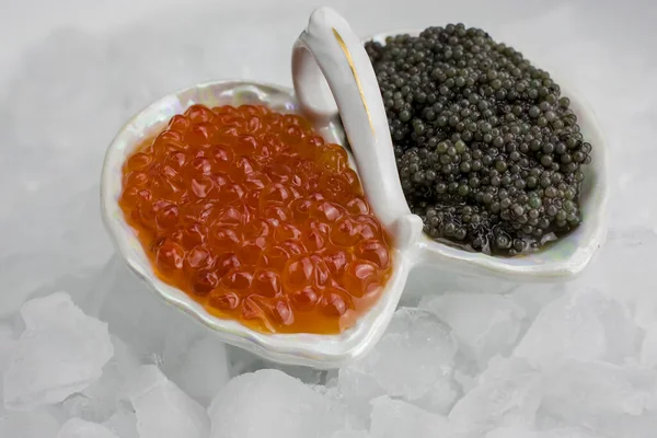 Caviar Vermelho Preto Fresco Bawl Gelo — Fotografia de Stock