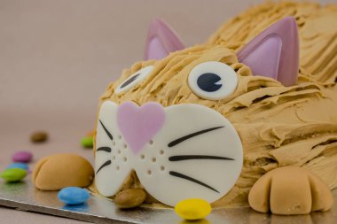 Papyonlu komik kedi ve doğum günü pastası. 