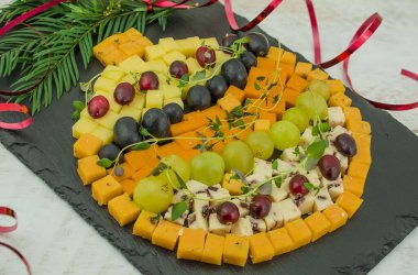 Kara tahtada üzümlü çeşitli peynir türleri