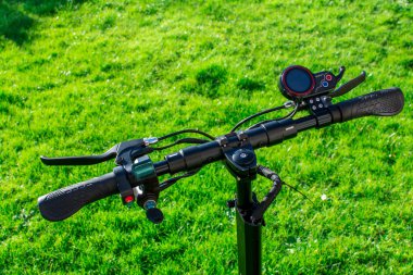 Çimlere yakın elektrikli scooter.