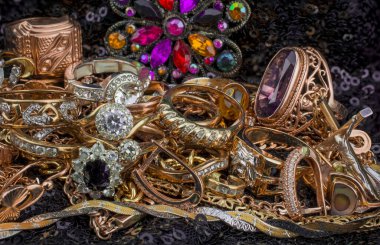 Siyah arkaplanda altın mücevher yığını