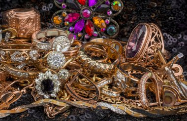 Siyah arkaplanda altın mücevher yığını