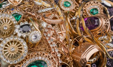 Siyah arkaplanda altın mücevher yığını