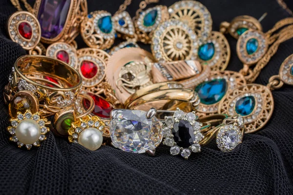 Haufen Goldschmuck Auf Schwarzem Hintergrund — Stockfoto