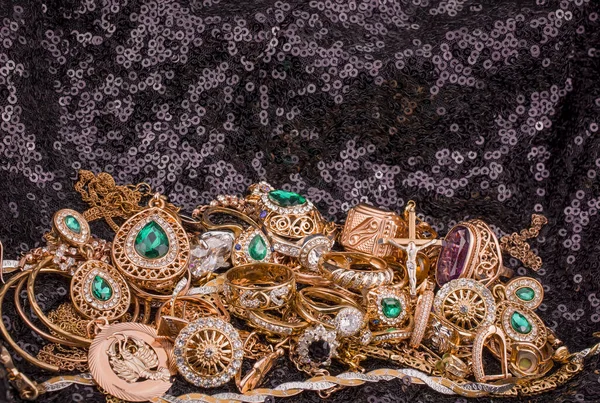 Haufen Goldschmuck Auf Schwarzem Hintergrund — Stockfoto