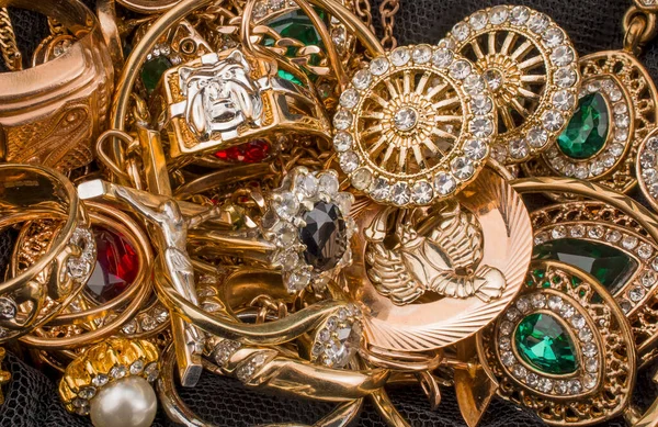 Siyah Arkaplanda Altın Mücevher Yığını — Stok fotoğraf