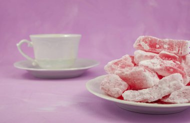 Pembe gül aromalı Türk lokumu