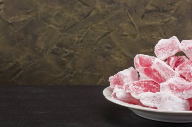 Pembe gül aromalı Türk lokumu