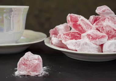 Pembe gül aromalı Türk lokumu