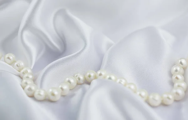 Zarif beyaz arka plan ve doğal inci.