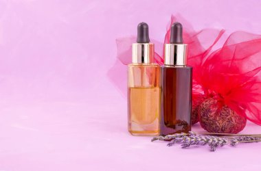 Kurutulmuş lavanta ve gerekli yağ pembe sırt çantasındaki küçük şişede.