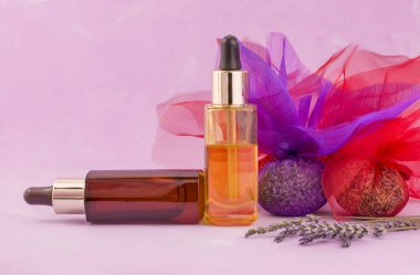 Kurutulmuş lavanta ve gerekli yağ pembe sırt çantasındaki küçük şişede.