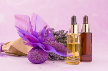 Kurutulmuş lavanta ve gerekli yağ pembe sırt çantasındaki küçük şişede.