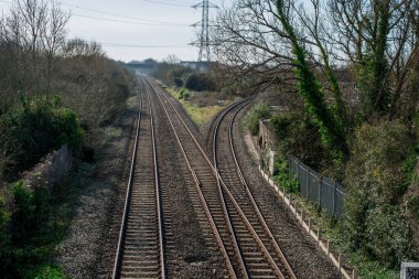 Tren yolu İngiliz köylerinden geçiyor.