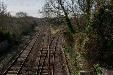 Tren yolu İngiliz köylerinden geçiyor.