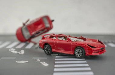 İki araba kaza yaptı. Trafik sigortası davası, kırık oyuncak araba.