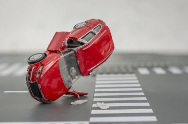 İki araba kaza yaptı. Trafik sigortası davası, kırık oyuncak araba.