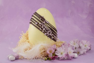 Tatlı çikolatalı Paskalya yumurtaları pembe arka planda