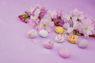 Tatlı çikolatalı Paskalya yumurtaları pembe arka planda