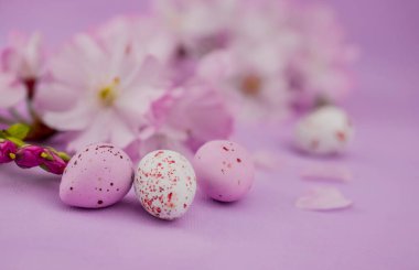 Tatlı çikolatalı Paskalya yumurtaları pembe arka planda
