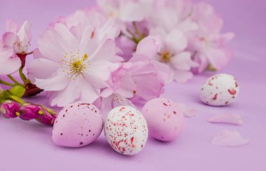 Tatlı çikolatalı Paskalya yumurtaları pembe arka planda