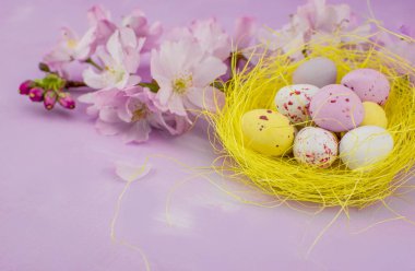 Tatlı çikolatalı Paskalya yumurtaları pembe arka planda