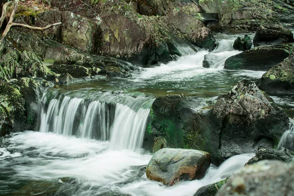 Liten Flod Bergen Med Klart Vatten Wales — Stockfoto