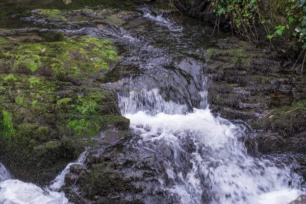 ウェールズの澄んだ水を持つ山の中の小さな川英国 — ストック写真