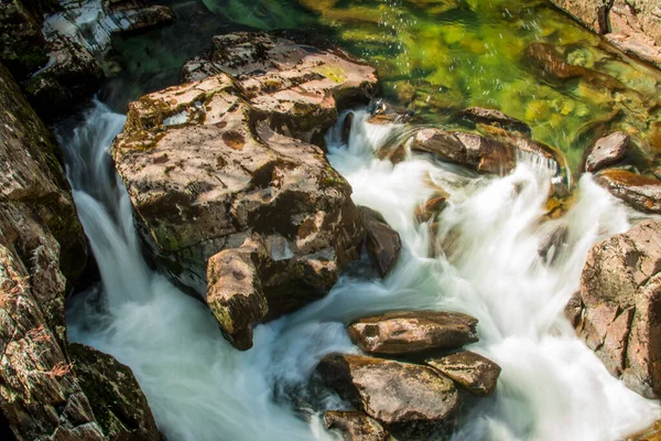 Ένα Μικρό Ποτάμι Στα Βουνά Καθαρά Νερά Στην Ουαλία Ηνωμένο — Φωτογραφία Αρχείου