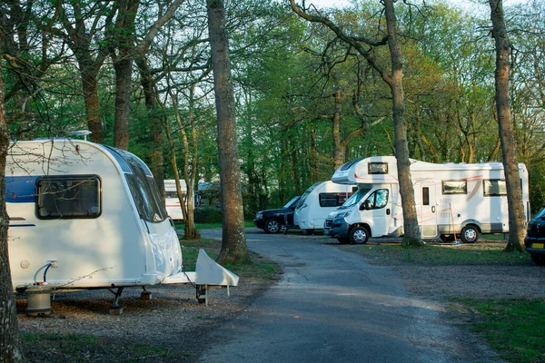 Autocaravanas Campistas Estacionados Campamento Principios Primavera —  Fotos de Stock