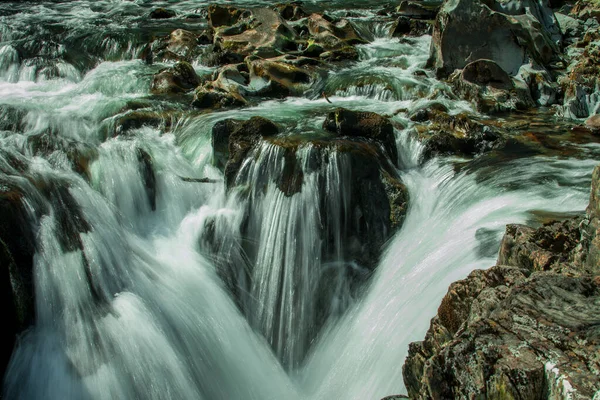 ウェールズの澄んだ水を持つ山の中の小さな川英国 — ストック写真