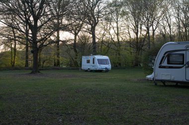 Karavan kampçıları ilkbaharın başlarında bir kampa park etmişler.